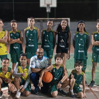 Alunos do projeto de Basquete Anderson Varejão ÍDOLO SOCIAL